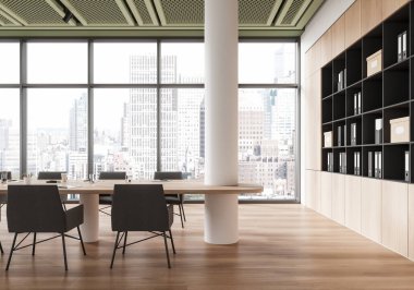 Geniş pencereli modern ofis, yuvarlak masa ve sandalyeler. Ahşap döşeme, dahili depolama rafları. Arka planda şehir manzarası. İş konsepti. 3B Hazırlama.