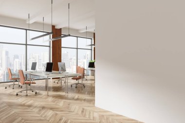 Modern bir ofiste, arka planda bilgisayarlar ve sandalyeler olan boş bir duvar. Ahşap döşeme, şehir manzaralı geniş pencereler. Çalışma alanı modeli kavramı. 3B Hazırlama.