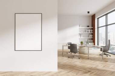 Modern bir ofiste ahşap döşemesi olan beyaz bir duvarda boş bir poster modeli. Boşlukta masalar, sandalyeler ve büyük pencereli raflar şehir manzarası sunuyor. 3B Hazırlama.
