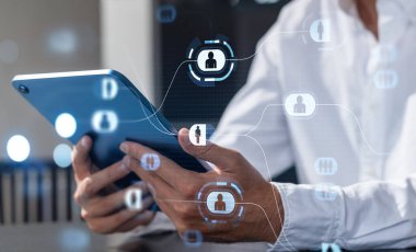 Dijital bağlantıları temsil eden holografik insan simgeleriyle dolu bir tableti tutan eller. Arka plan bulanık. İletişim ve ağ kurma kavramı