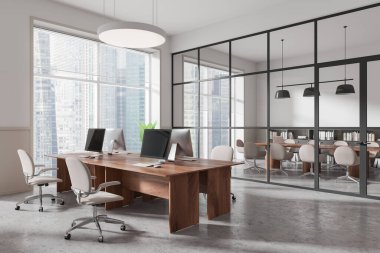 Geniş ofis içi geniş ahşap masalar, bilgisayarlar ve cam duvarlı toplantı odasının önündeki sandalyelerle dolu. Modern tasarım, kentsel pencere arkaplanı, iş birliği konsepti. 3B Hazırlama.