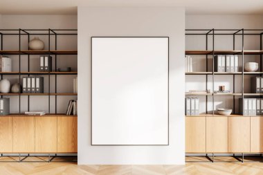 Ahşap raflar, kitaplar ve dekorla modern bir duvara asılmış boş bir poster modeli. Raflar derinlik ekler, ekran kavramları için mükemmeldir. 3B Hazırlama
