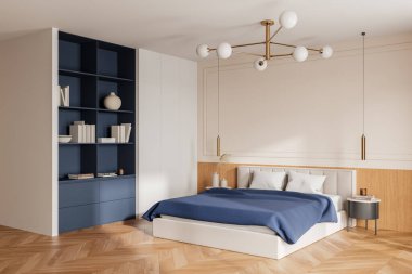 Modern bir yatak odası, büyük mavi bir kitaplığı, zarif bir avizesi ve modern bir evin içinde ahşap döşemeleri olan şık bir yatağı var. 3B Hazırlama