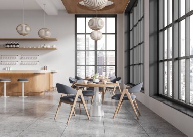 Masaları, sandalyeleri ve bar tezgahı olan rahat, modern bir kafe. Minimalist ahşap dekor ve kolye ışıkları. Şehrin arka planını gösteren büyük pencereler. 3B Hazırlama