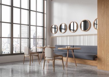 Minimalist ahşap masalar, sandalyeler ve şehir manzarasına bakan geniş pencereli duvar aksanları olan rahat bir kafe. Şehir yemeği kavramı. 3B Hazırlama.