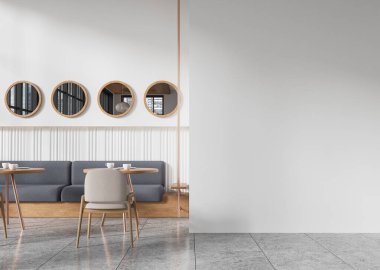 Yuvarlak aynalar, ahşap masalar, sandalyeler ve arka planda boş beyaz bir duvar olan modern bir kafe. Minimalist ve temiz bir kavram. 3B Hazırlama