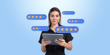Elinde tablet tutan bir kadın, açık mavi arka planda yüzen yıldız derecelendirme simgeleriyle çevrili. Çevrimiçi değerlendirmeler, müşteri geribildirimi ve memnuniyet kavramı
