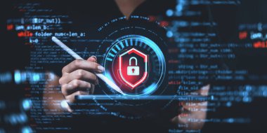 Bir el, şifreli dijital kilit sembolünü gösteren bir stil tutar. Karanlık arka plan. Siber güvenlik ve veri koruması kavramı