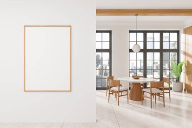 Beyaz bir duvarda ahşap çerçeveli boş bir poster sergileniyor. Arka plan, geniş pencereli ve şehir manzaralı modern bir yemek odasını gösteriyor. 3B Hazırlama