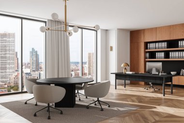 İçinde sandalyeler olan yuvarlak bir toplantı masası bilgisayarlı bir masa ve ahşap panelli saklama rafları olan modern bir ofis. Büyük pencereler şehir manzarası gösteriyor. İş yeri konsepti. 3B Hazırlama.