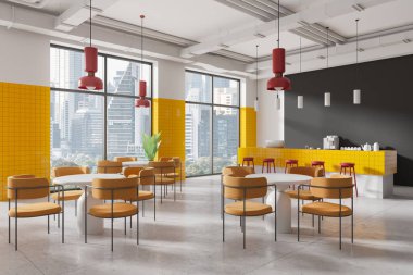 Sarı kiremitleri, turuncu sandalyeleri ve yuvarlak beyaz masaları olan modern bir kafe. Şehir manzaralı büyük pencereler. Minimalist ticari beslenme konsepti. 3B Hazırlama.