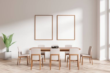 Ahşap bir masası, altı sandalyesi ve ışık duvarında boş çerçeveli iki afişi olan yemek odası. Ek iş olarak saksı bitkisi, güneş ışığı içeri akıyor, minimalist tasarım. 3B Hazırlama.