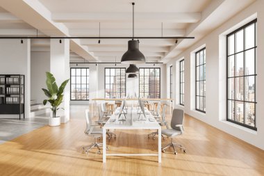 Masaları, sandalyeleri, geniş pencereleri ve ahşap döşemeleri olan geniş modern bir ofis. Parlak doğal ışık, çağdaş çalışma alanı konsepti, 3 boyutlu oluşturma