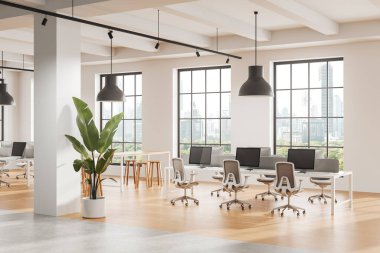 Ergonomik masaları, sandalyeleri ve doğal ışık sağlayan büyük pencereleri olan geniş modern ofis. Ahşap zemin ve yeşillik rahatlığı ön plana çıkarır. 3B Hazırlama.