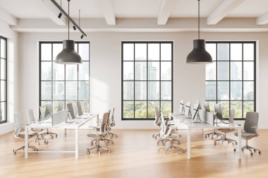 Masaları, sandalyeleri ve bilgisayarları olan geniş bir ofis, büyük pencerelerden süzülen doğal ışık, ahşap döşeme, kentsel manzara, modern çalışma alanı kavramı. 3B Hazırlama.