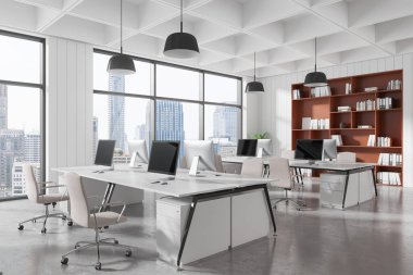 Modern mobilyaları, bilgisayarları ve sandalyeleri olan, şehir manzarasını gösteren geniş pencereli, temiz dekorlu ve şık tavanlı geniş bir ofis. 3B Hazırlama