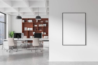 Beyaz masaları, bej sandalyeleri, kırmızı rafları, bilgisayarları ve duvarında boş dikey çerçevesi olan açık planlı bir ofis. Parlak, çağdaş tasarım. Çalışma alanı kavramı. 3B Hazırlama.