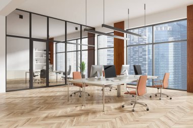 Ahşap bir sembol zemininde masaları, bilgisayarları, sandalyeleri ve cam bölmeleri olan geniş modern ofis. Arka planda büyük şehir pencereleri, açık alan kavramı. 3B Hazırlama