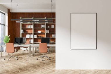 Modern ofis ortamında tahta raflar, masalar ve sandalyelerle beyaz bir duvara dikey çerçeveli boş bir poster modeli. Ofis dekorasyonu konsepti. 3B Hazırlama.