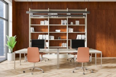 Ofis içi iki çalışma istasyonu, ahşap duvar, organize raf ve açık renkli sandalyeler. Büyük pencereler ve doğal ışık parlak bir ortam yaratır. İş konsepti. 3B Hazırlama