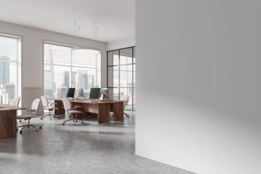 Ahşap masaları, bilgisayarları ve beyaz sandalyeleri olan geniş bir ofis. Büyük pencereler şehir manzarası sunar. Model ya da tasarım şablonu için sağ taraftaki boş duvar. 3B Hazırlama.