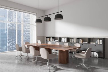 Büyük ahşap bir masa, ergonomik sandalyeler ve parlak bir pencereye karşı duvar raflarının bulunduğu zarif bir konferans odası. Minimalist tasarım ve şehir ofis alanı kavramı. 3B Hazırlama