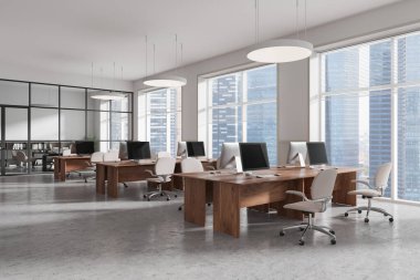 Ahşap masalar, ergonomik sandalyeler ve masaüstü bilgisayarların yer aldığı geniş modern ofis içi. Şehir manzaralı büyük pencereler. İş birliği kavramı. 3B Hazırlama.