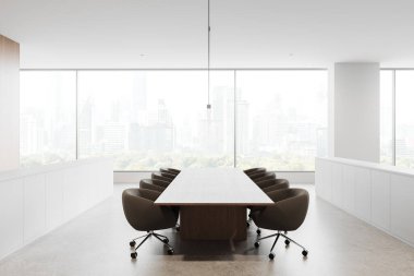 Ahşap bir masa, modern sandalyeler ve şehir manzaralı geniş cam pencereli parlak bir ortam içeren geniş bir konferans odası. 3B Hazırlama