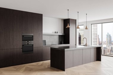 Koyu ahşap dolaplı şık mutfak, parlak tezgah, kolye ışıkları ve ringa kemiği zeminiyle şehir manzarasına göre ayarlanmış. Modern iç mekan kavramı. 3B Hazırlama.