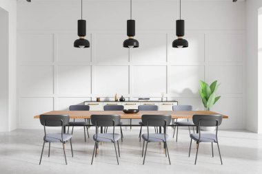 Ahşap bir masası, şık sandalyeleri, minimalist dekorları, kolye ışıkları ve temiz beyaz arka planda yeşil bir bitkisi olan modern yemek odası. 3B Hazırlama