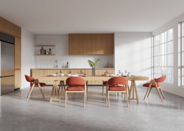 Ahşap dolapları olan temiz, modern bir mutfak, geniş bir yemek masası, parlak turuncu sandalyeler, ve geniş pencereler, çağdaş ev tasarımı sergileniyor. 3B Hazırlama.