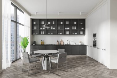 Koyu dolaplı şık mutfak, yuvarlak masa ve sembol döşemeli sandalyeler. Büyük pencerelerden parlak şehir manzarası. Modern ev tasarımı konsepti. 3B Hazırlama.