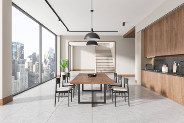 Ahşap bir masa, sandalyeler, kolye ışıkları ve büyük cam pencerelerden panoramik şehir manzarası olan çağdaş yemek alanı. Modern tasarım. 3B Hazırlama.
