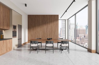 Ahşap panelli duvarı, modern mobilyaları ve şehir manzarasını gösteren büyük pencereleri olan zarif bir yemek odası. Tarafsız tonlarda minimal tasarım. 3B Hazırlama.