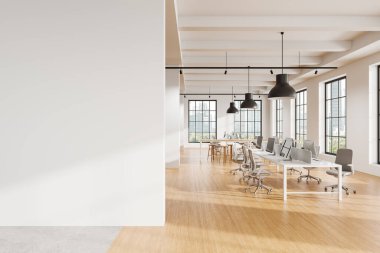 Beyaz duvarları, ahşap zeminleri, masaları, sandalyeleri ve büyük pencereleri olan geniş çağdaş bir ofis. Modern tasarım konsepti. 3B Hazırlama