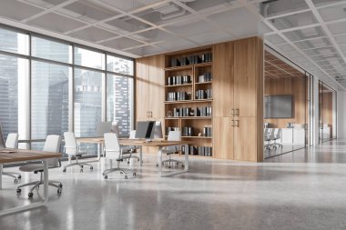 Ahşap raflar, masalar, sandalyeler, cam duvarlar ve şehir manzarası olan geniş modern ofis içi. İş birliği kavramı. 3B Hazırlama.