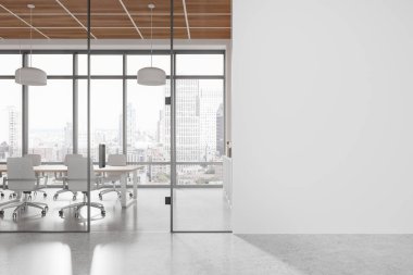Camdan bölmeleri, ahşap tavan aksanları ve şehir manzarası gösteren büyük pencereleri olan modern bir ofiste boş beyaz bir duvar. 3B Hazırlama