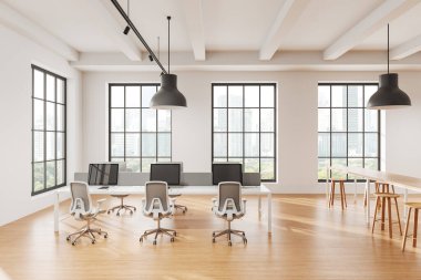 Geniş pencereli, ahşap döşemeli, modern beyaz masa ve sandalyeli parlak ofis alanı. Şehir manzaralı minimalist tasarım. İş yeri kavramı. 3B Hazırlama.