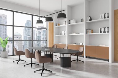 Şık bir masa, ergonomik sandalyeler, kitaplıklar ve şehrin ufuk çizgisine bakan geniş pencereli çağdaş konferans odası. Ofis kavramı. 3B Hazırlama.