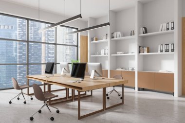Ahşap masalar, ergonomik sandalyeler, şehir manzarası olan geniş pencereli modern ofis içi ve organize raflar. Ortak çalışma alanı kavramı. 3B Hazırlama.