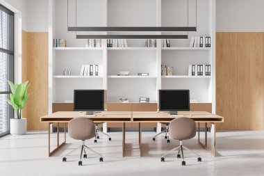 Ahşap masalar, sandalyeler, bilgisayarlar, santral, büyük raflar ve parlak doğal ışık, modern çalışma alanı kavramı ile çağdaş ofis içi. 3B Hazırlama.