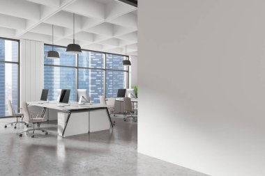 Beyaz masalar, bilgisayarlar, sandalyeler ve asılı ışıklarla ofis içini aç. Geniş pencereler, modern çalışma alanı tasarımını vurgulayan bir şehir manzarası gösterir, 3B oluşturma