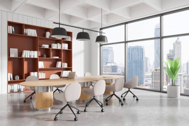 Ahşap masası ve sandalyeleri olan şık bir konferans odası, kırmızı raf, büyük pencerelerden şehir manzarası ve kapalı alan bitkisi. 3B Hazırlama