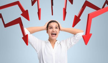Kırmızı oklarla çevrili, açık mavi bir arka planda başını strese sokan bir kadın. Ekonomik kriz ve stres kavramı
