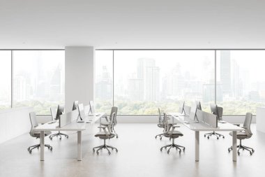 Pürüzsüz beyaz masaları, ergonomik sandalyeleri, panoramik pencereleri ve verimliliği ve açıklığı vurgulayan şehir manzarası olan geniş bir modern ofis. 3B Hazırlama.