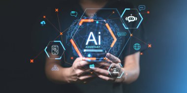 Akıllı telefonun üzerinde gösterilen yapay zeka asistanı hologramı karanlık bir arkaplanda parlayan fütüristik arayüz. Teknolojiyi, robotiği, yeniliği temsil eder.