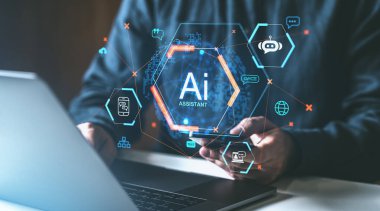 Gelecekçi holografik arayüz, Chatbot, mesaj ve dijital simgelerle yapay zeka asistanlığını gösteriyor. Dizüstü bilgisayarın üzerinde parlıyor, teknolojik yeniliği simgeliyor.