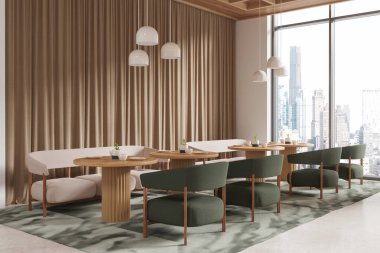 Ahşap masaları, yeşil sandalyeleri, bej perdeleri ve panoramik şehir manzarası olan çağdaş yemek alanı. Şık iç tasarım konsepti, 3B Hazırlama