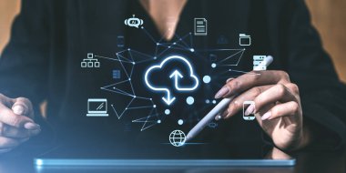 Stylus, parlayan bulut simgeleri, veri sembolleri ve karanlık bir arkaplanda ağ bağlantıları olan bir tablet kullanan kişi. Çevrimiçi depolama kavramı