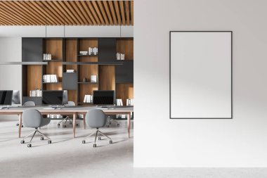 Masaları, sandalyeleri ve ahşap rafları olan, modern iç düzenini gösteren boş çerçeveli beyaz ofis duvarındaki boş dikey poster. 3B Hazırlama.